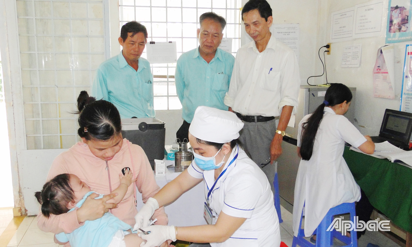 Phụ huynh cần đưa con em đi tiêm chủng đủ mũi, đúng thời gian để bảo vệ trẻ khỏi nhiều loại bệnh nguy hiểm