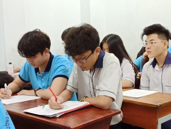 Học sinh lớp 12 Trung tâm Giáo dục phổ thông (Trường ĐH Công nghiệp Thực phẩm TPHCM) làm hồ sơ ĐKDT chiều ngày 27-4