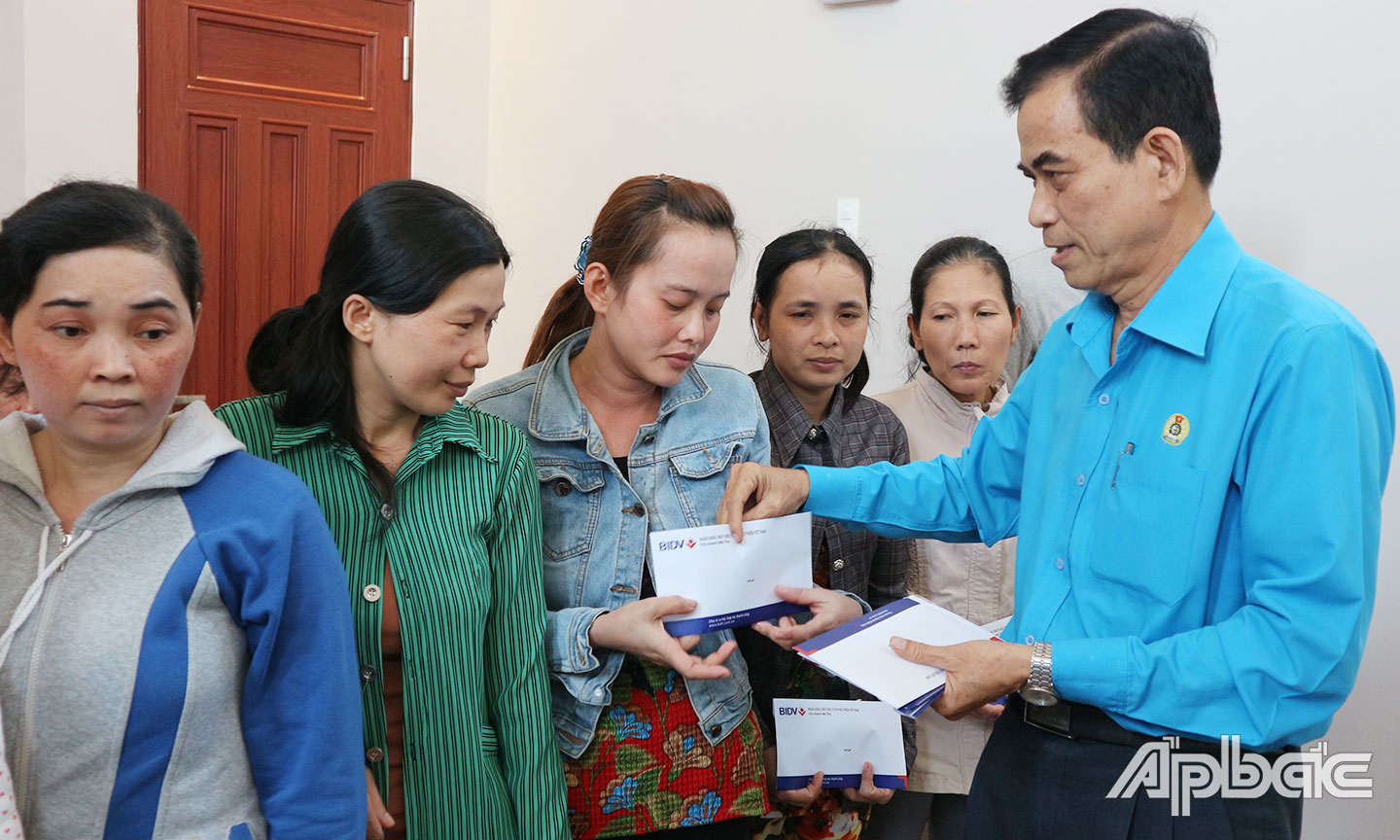 Đồng chí Trương Văn Hiền tặng quà cho công nhân, lao động có hoàn cảnh khó khăn. 