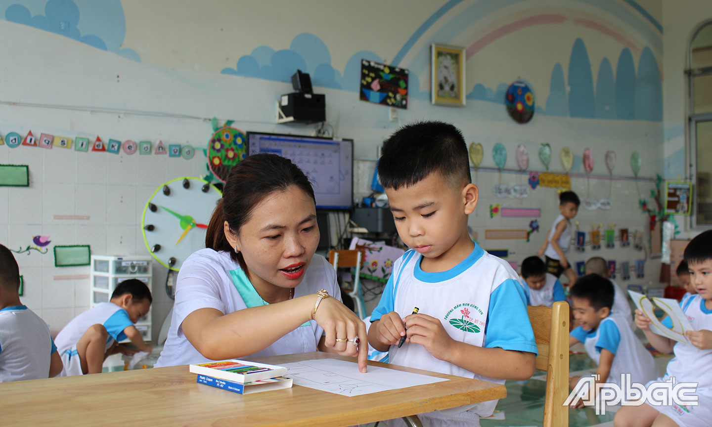 Giờ học của cô trò Trường Mầm non Bông Sen (TP. Mỹ Tho). 