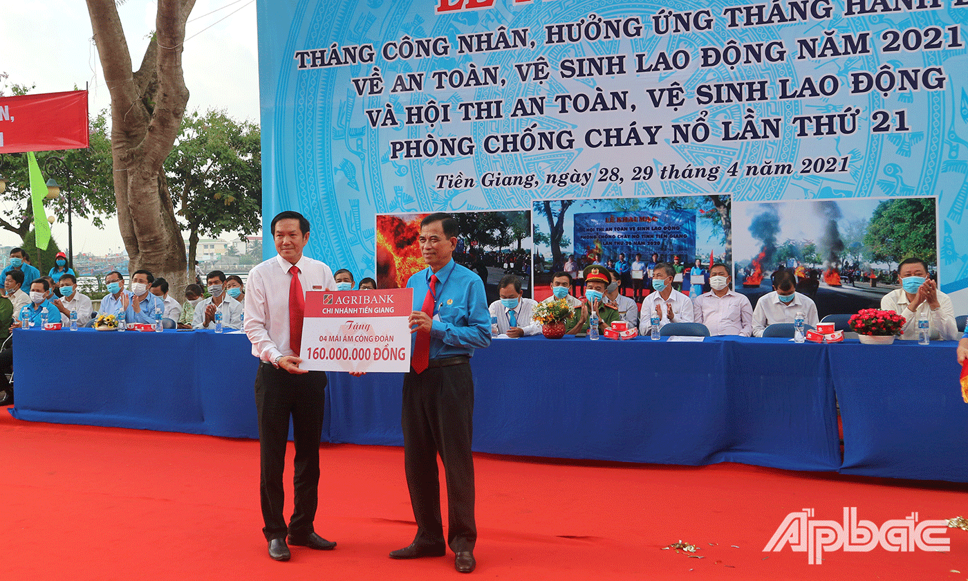 Ông Trương Văn Đoàn – Phó Giám đốc Ngân hàng Nông nghiệp và PTNT Việt Nam – Chi nhánh Tiền Giang trao bảng tượng trưng 4 căn nhà Mái ấm Công đoàn cho đồng chí Trương Văn Hiền – Chủ tịch LĐLĐ tỉnh