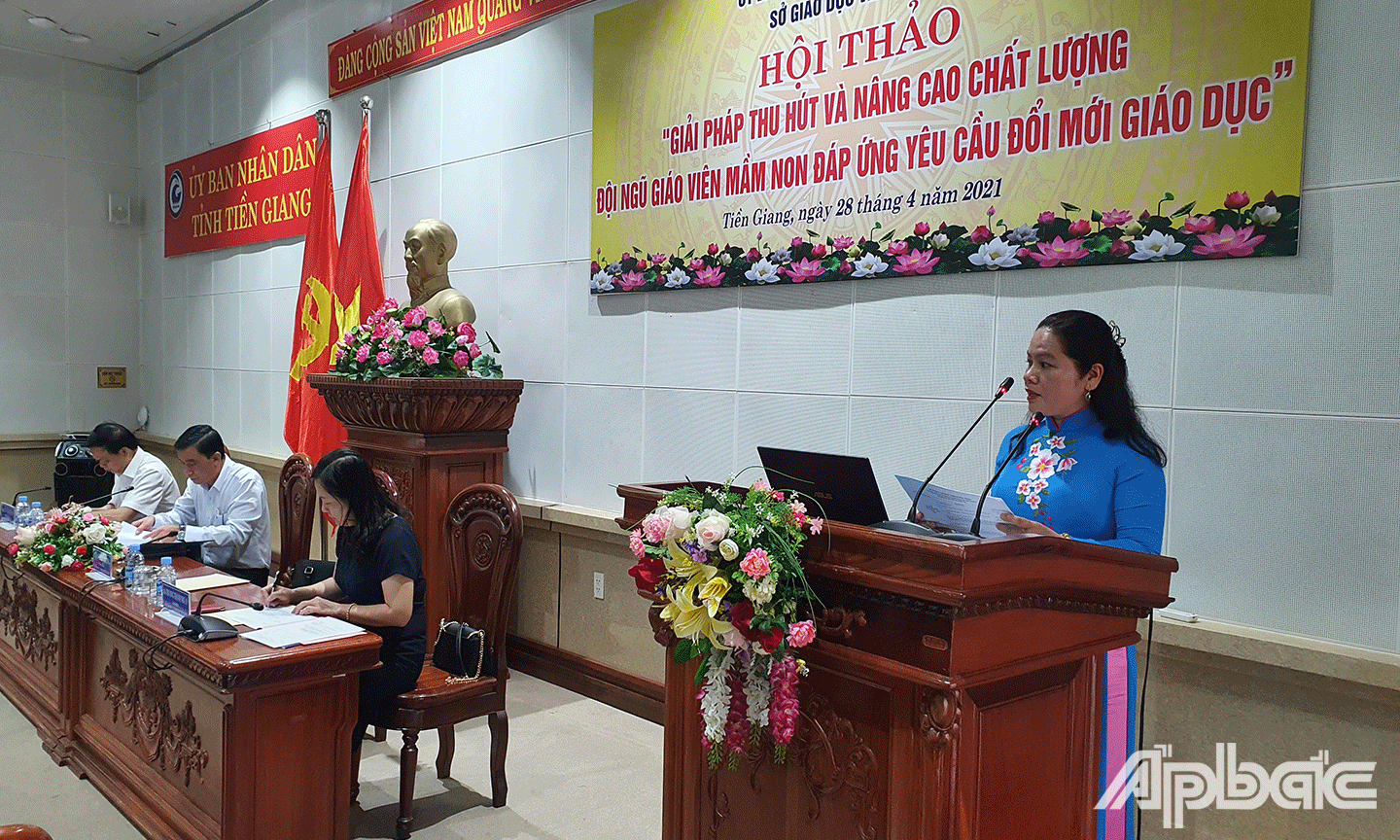 Phó Giám đốc Sở GD-ĐT Huỳnh Thị Phượng phát biểu chào mừng hội thảo. 