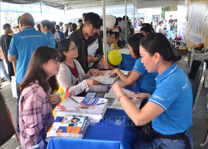 Thí sinh tìm hiểu thông tin của các trường trong Ngày hội Tư vấn xét tuyển đại học, cao đẳng tại TP Hồ Chí Minh. Ảnh tư liệu: Thu Hoài/TTXVN