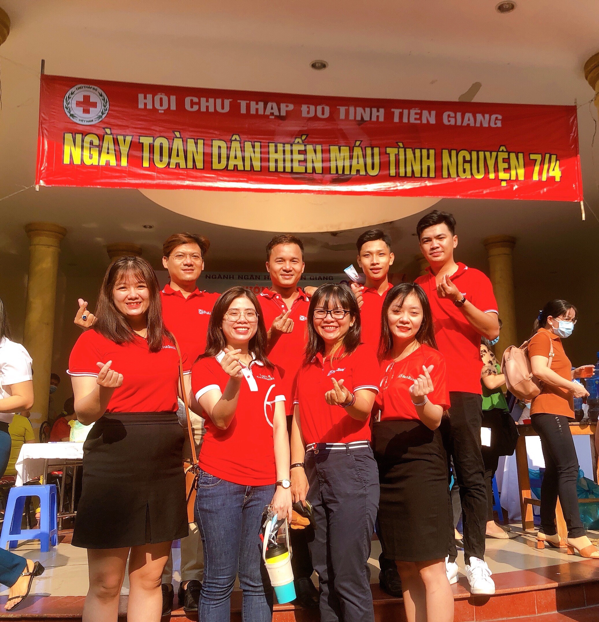 Tham gia Hiến máu nhân đạo.