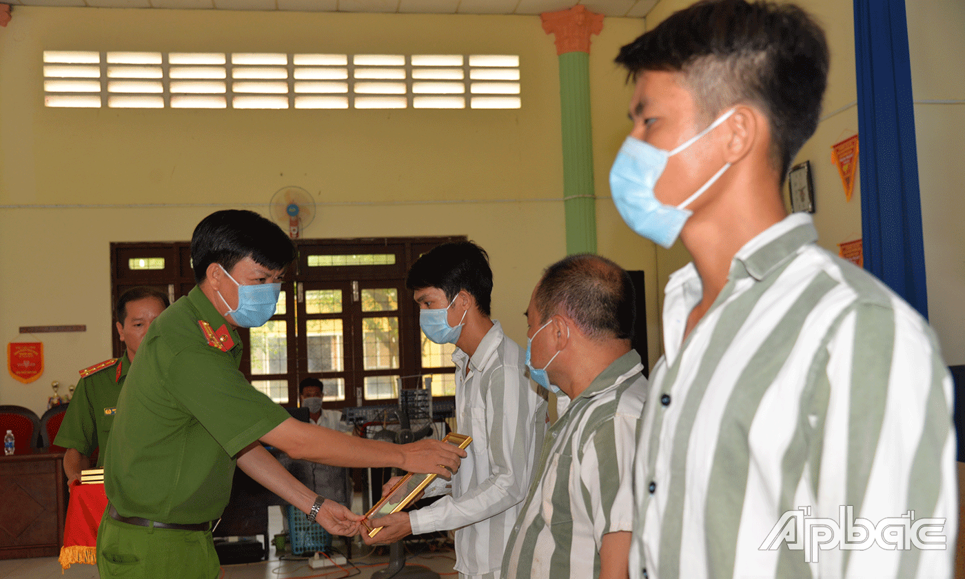 Thượng tá Nguyễn Văn Đông, Giám thị trại giam Phước Hòa trao quyết định giảm hết thời hạn tù cho các phạm nhân