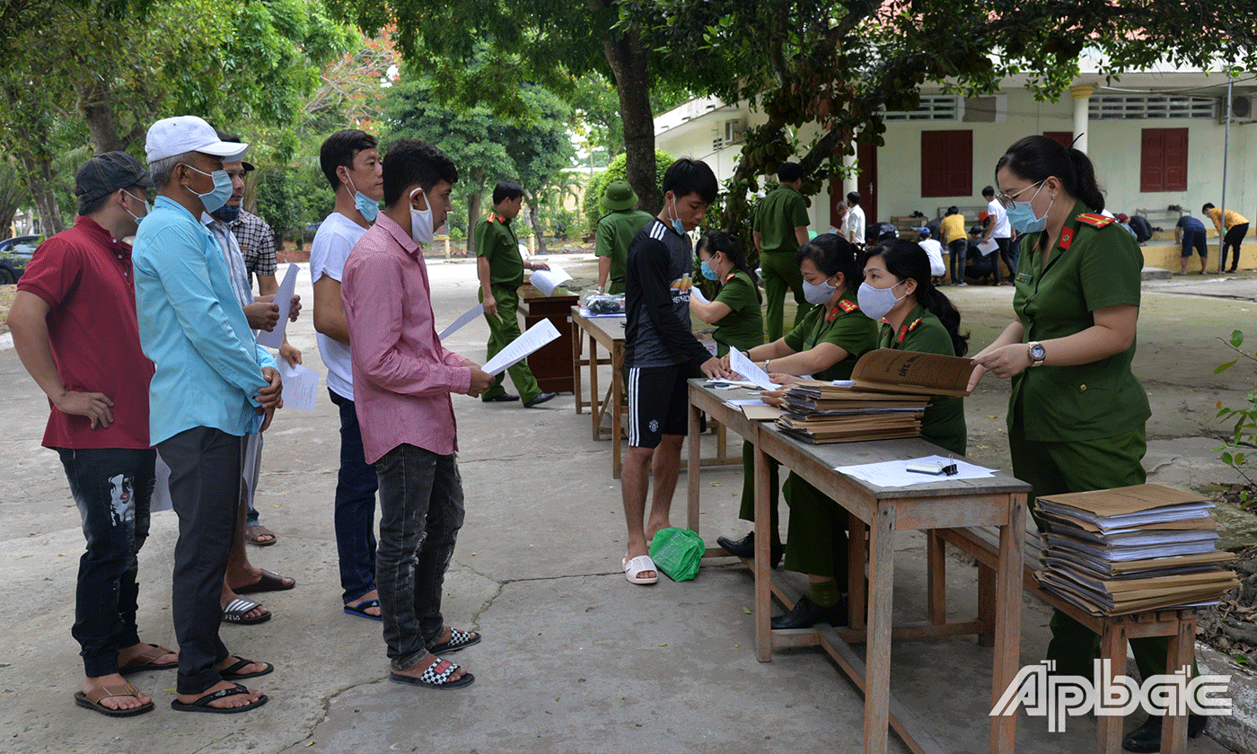 54 phạm nhân được giảm hết thời hạn chấp hành án phạt tù làm thủ tục trở về cộng đồng.