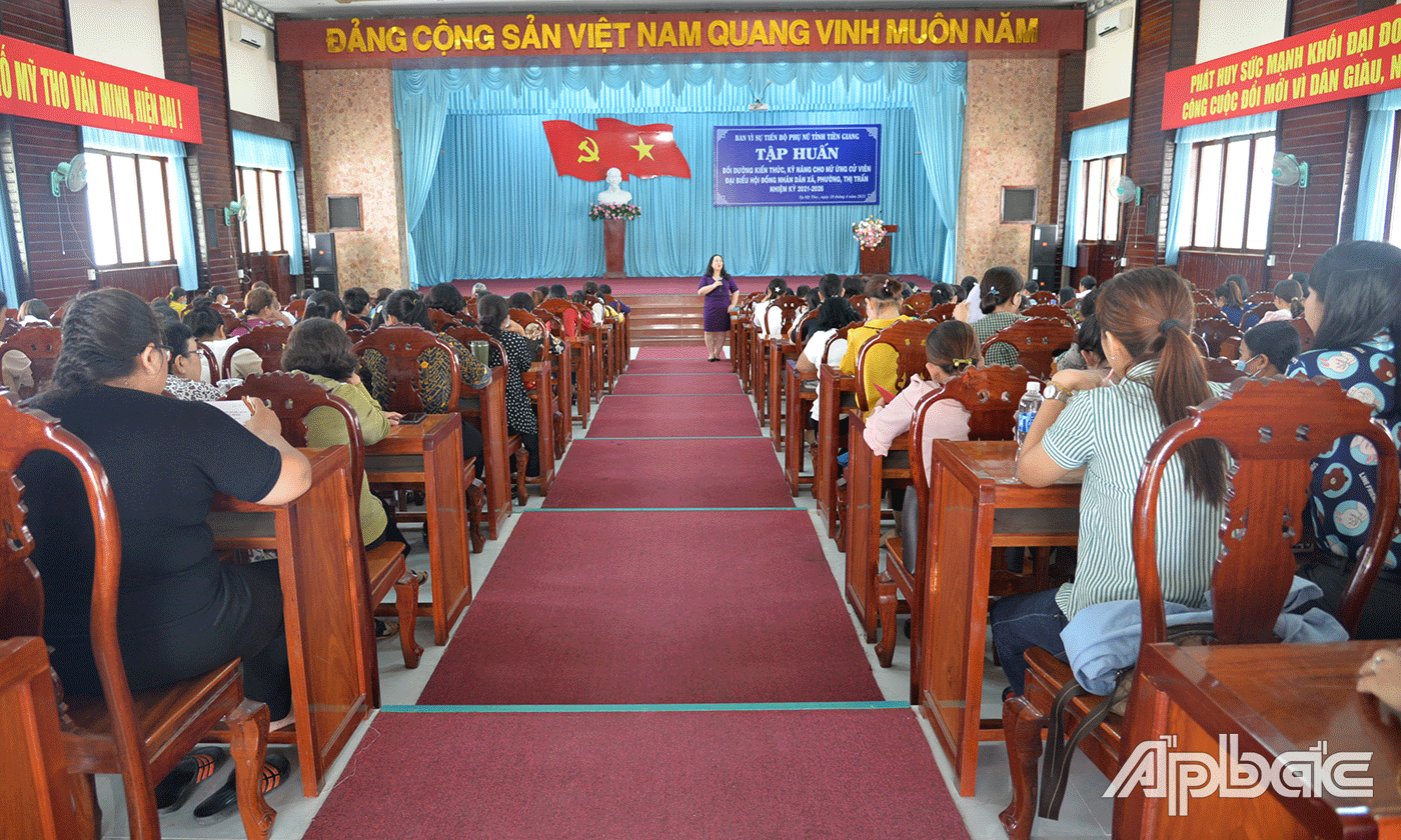 Đông đảo nữ ứng cử viên cụm 2 tham gia tập huấn.