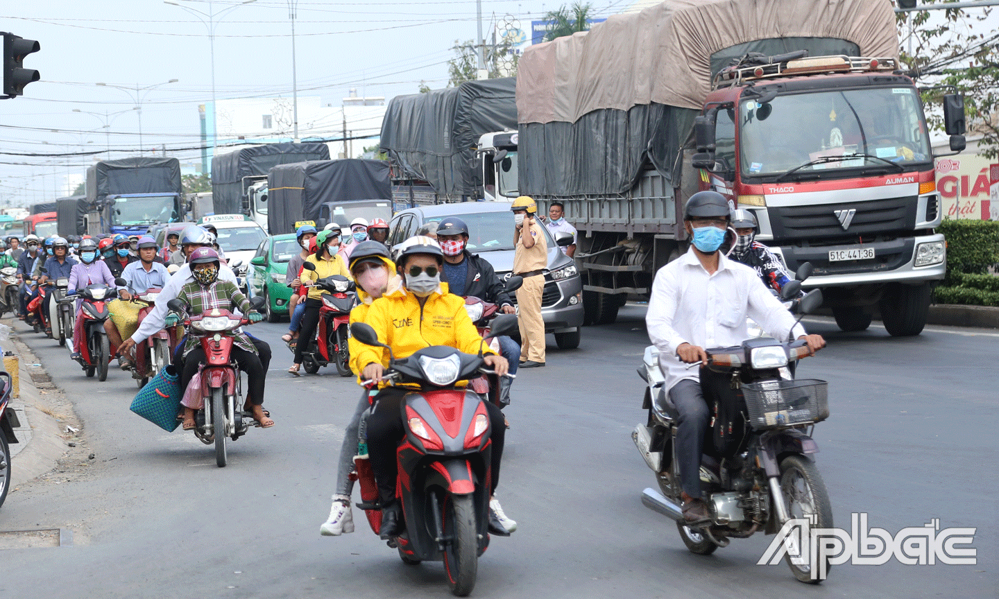  Lực lượng CSGT túc trực tại các điểm nóng đảm bảo người dân và phương tiện thông suốt.