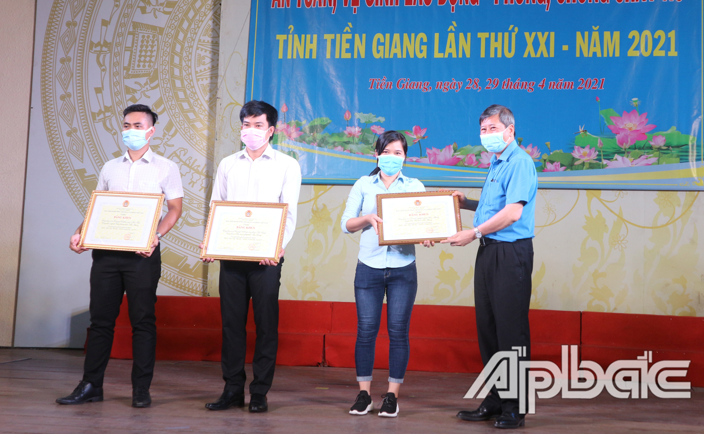 tặng Bằng khen cho 3 đơn vị
