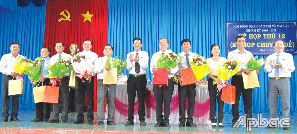 Chủ tịch HĐND thị xã Nguyễn Tấn Hùng và Chủ tịch UBND TX. Cai Lậy Trần Văn Thức tặng hoa, quà chia tay lãnh đạo HĐND, UBND miễn nhiệm nhận công tác khác, tại kỳ họp thứ 12.                                                                                                                                                                                                                                              Ảnh: PHƯƠNG TUYỀN