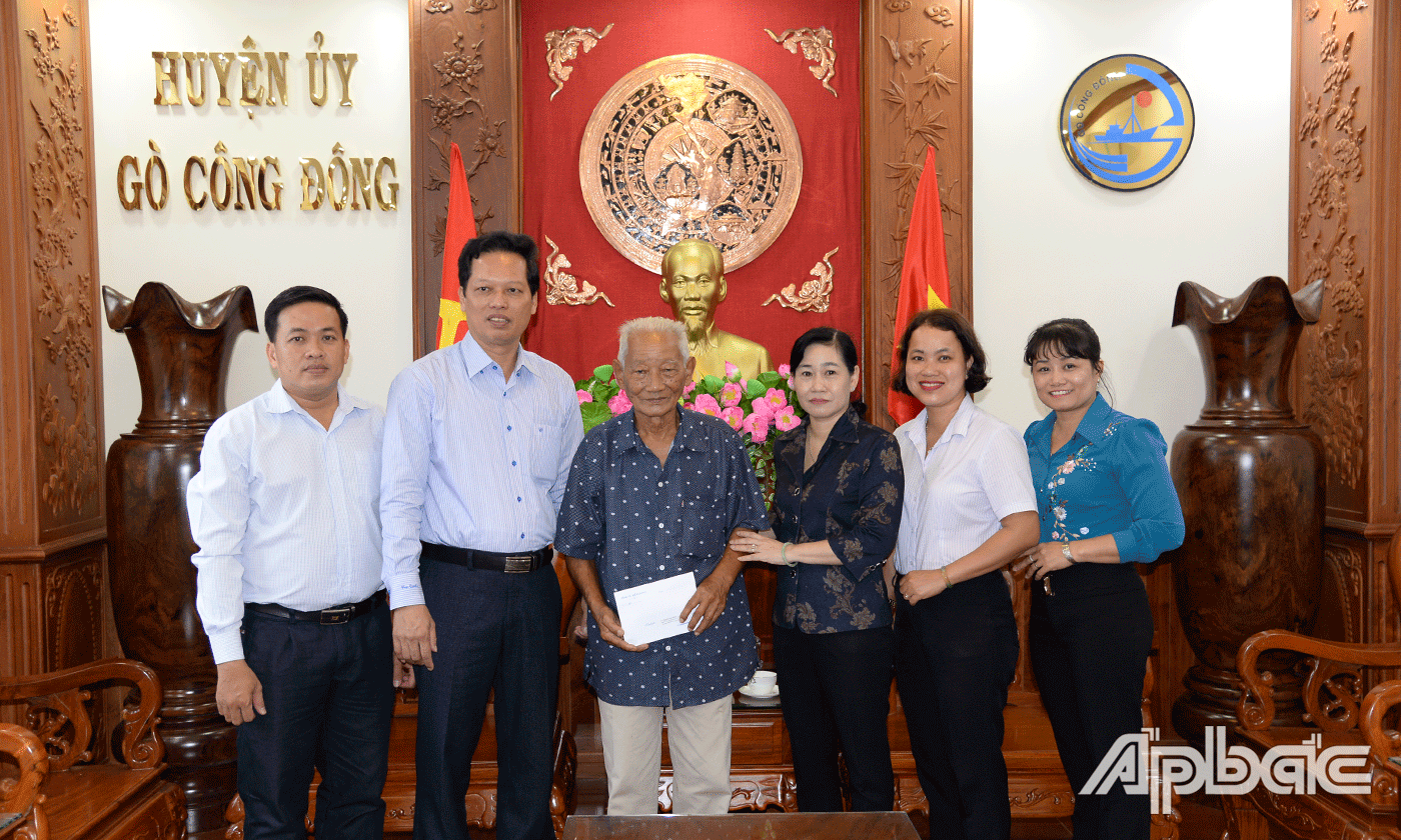Đồng chí Châu Thị Mỹ Phương thăm và tặng quà cho đồng chí Nguyễn Quốc Hùng, nguyên Tỉnh ủy viên, nguyên Bí thư Huyện ủy Gò Công Đông.