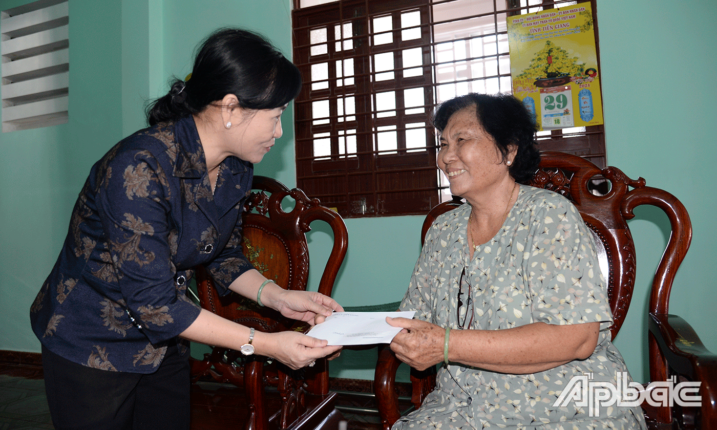 Đồng chí Châu Thị Mỹ Phương thăm, tặng quà cho đồng chí Lê Thị Lợi, nguyên Tỉnh ủy viên, nguyên Phó Chủ nhiệm Ủy ban Kiểm tra Tỉnh ủy.