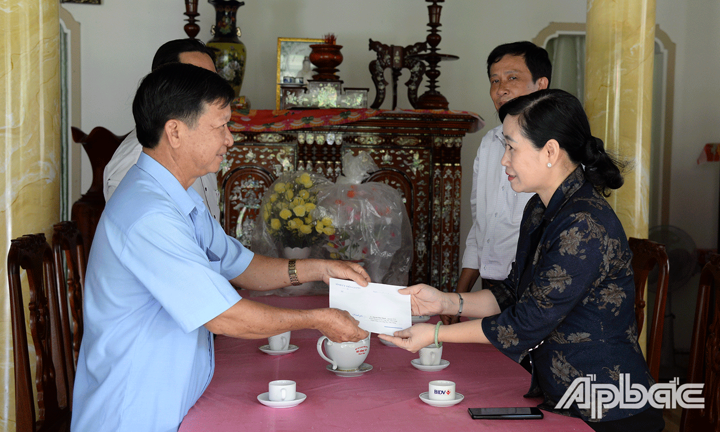 Đồng chí Châu Thị Mỹ Phương thăm và tặng quà cho đồng chí Huỳnh Hữu Thành, nguyên Tỉnh ủy viên, nguyên Bí thư huyện ủy Gò Công Tây.