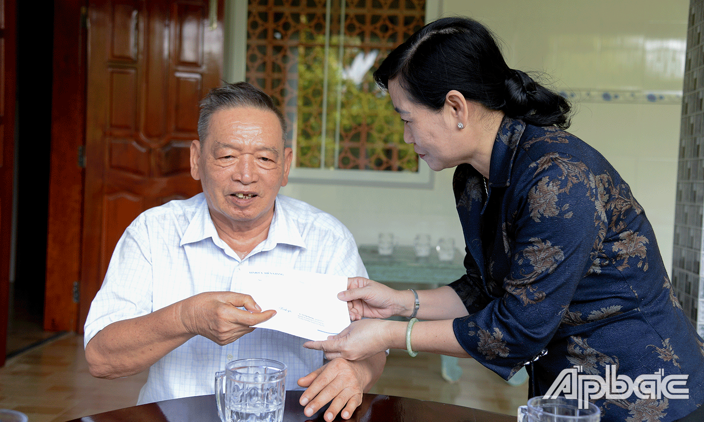 Đồng chí Châu Thị Mỹ Phương thăm và tặng quà cho đồng chí Võ Văn Nhường, nguyên Tỉnh ủy viên, nguyên Bí thư Huyện ủy Gò Công Tây.