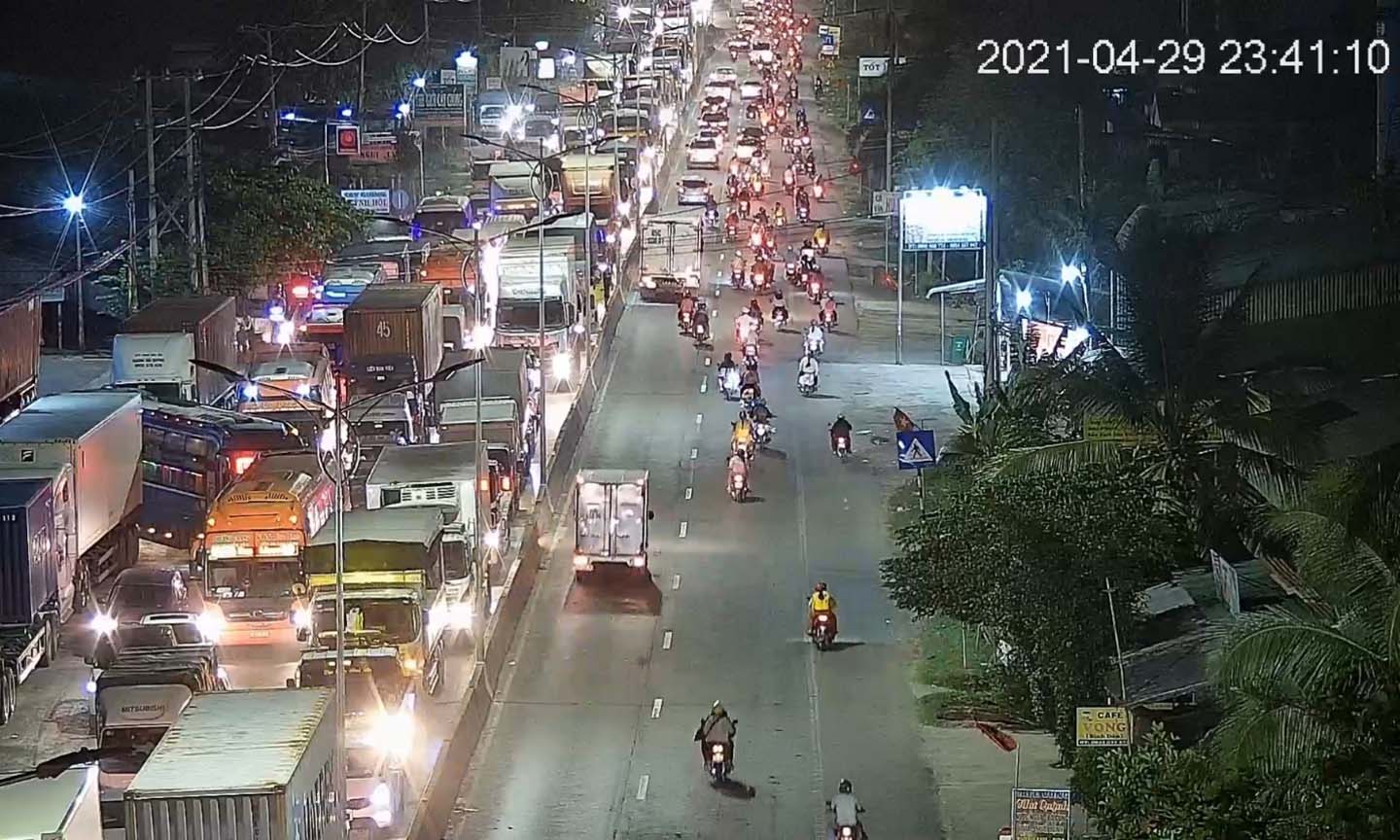 Các phương tiện chen chút và ùn ứ ở khu vực cầu Rượu.