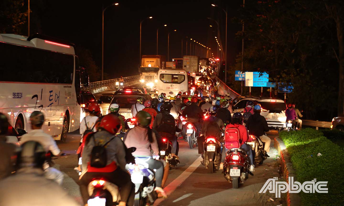 Các phương tiện đông và di chuyển chậm trên Quốc lộ 60 qua cầu Rạch Miễu.