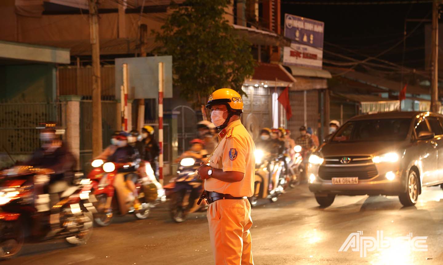 Cách sát giao thông diều tiết giao thông trên Quốc lộ 60 (đoạn gần cầu Rạch Miễu).