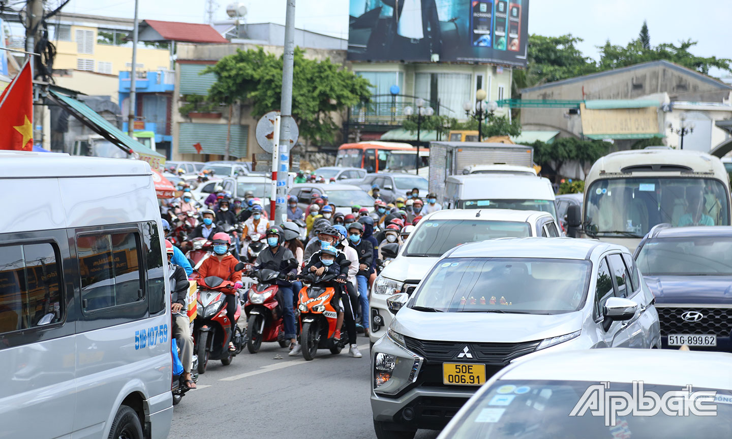 Vòng xoay Trung Lương vào lúc 10 giờ sáng 30-4.