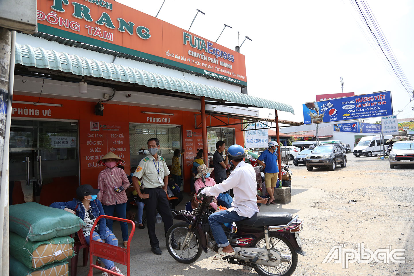 Nhiều người đợi xe từ 7 sáng đến 10 giờ 30 vẫn chưa lên được xe, mặc dù đã đặt xe từ 3 ngày trước tại trạm Phương Trang.