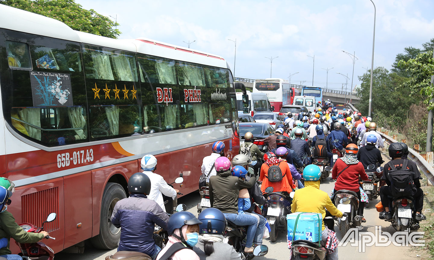 Các phương tiện di chuyển rất chậm từ ngã 4 Đồng Tâm đến cầu Long Định.