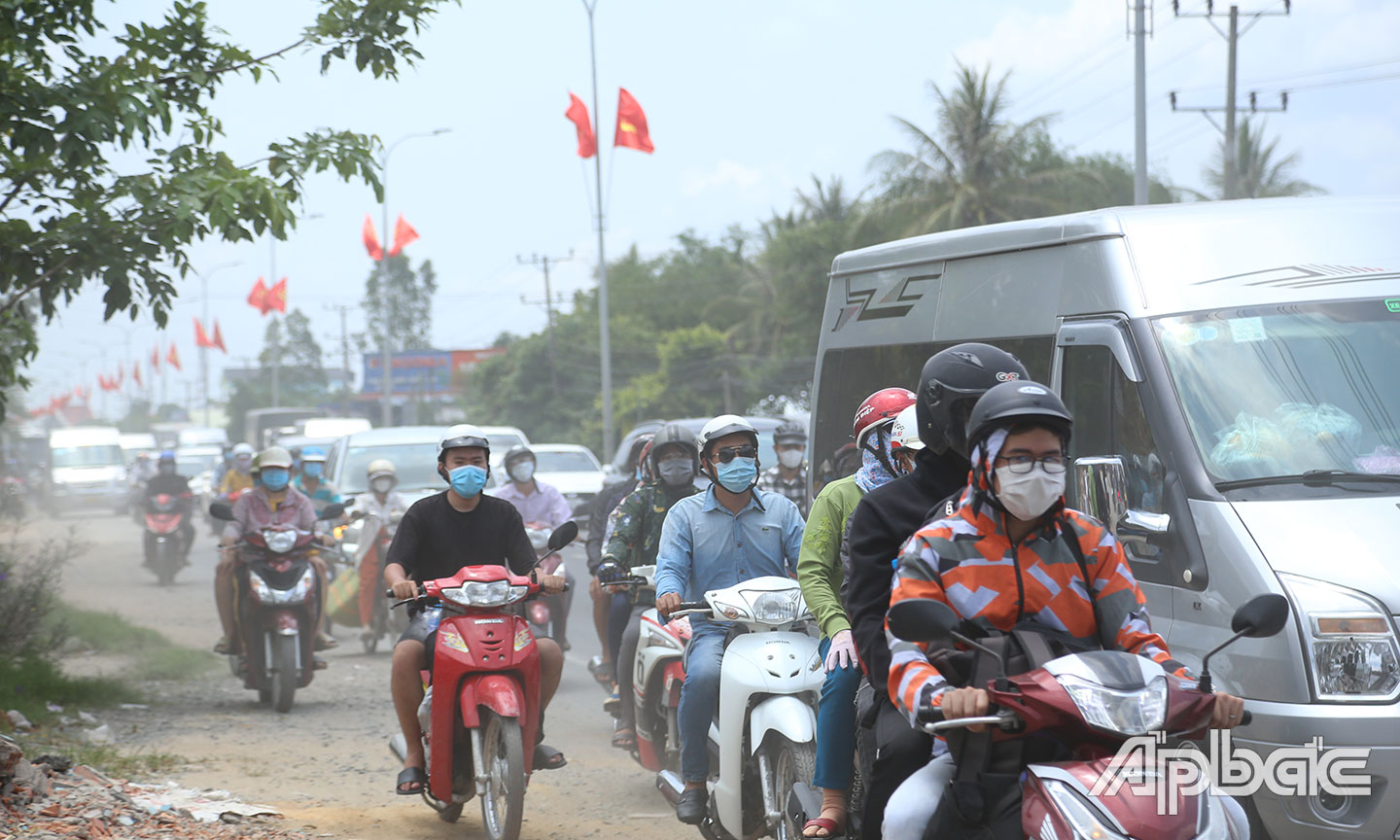 Từ ngã tư TX.Cai Lậy đến cầu Phú Nhuận các phương tiện xe máy chỉ di chuyển tốc độ 5km/h, còn xe ô tô gần như kẹt cứng.