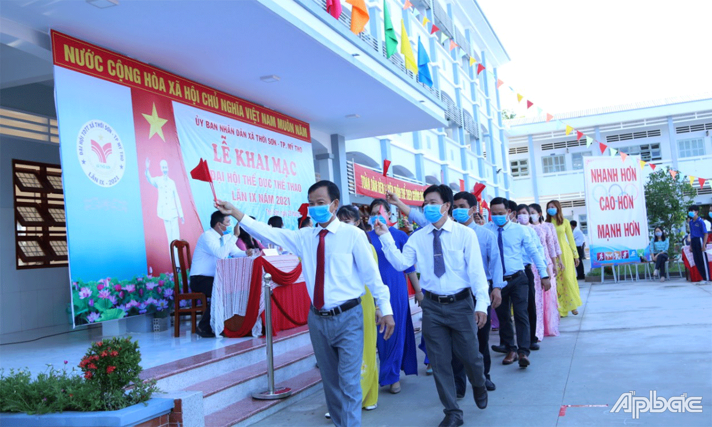 Đoàn vận động viên ấp Thới Hòa (xã Thới Sơn, TP. Mỹ Tho) diễu hành tại Lễ khai mạc Đại hội TDTT xã Thới Sơn lần thứ IX năm 2021.  Ảnh: TUẤN LÂM