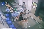 Người phụ nữ ẩu đả với bảo vệ chung cư vì bị nhắc nhở đeo khẩu trang bị phạt 2 triệu đồng