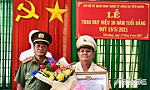 Trao Huy hiệu 30 năm tuổi Đảng đợt 19-5