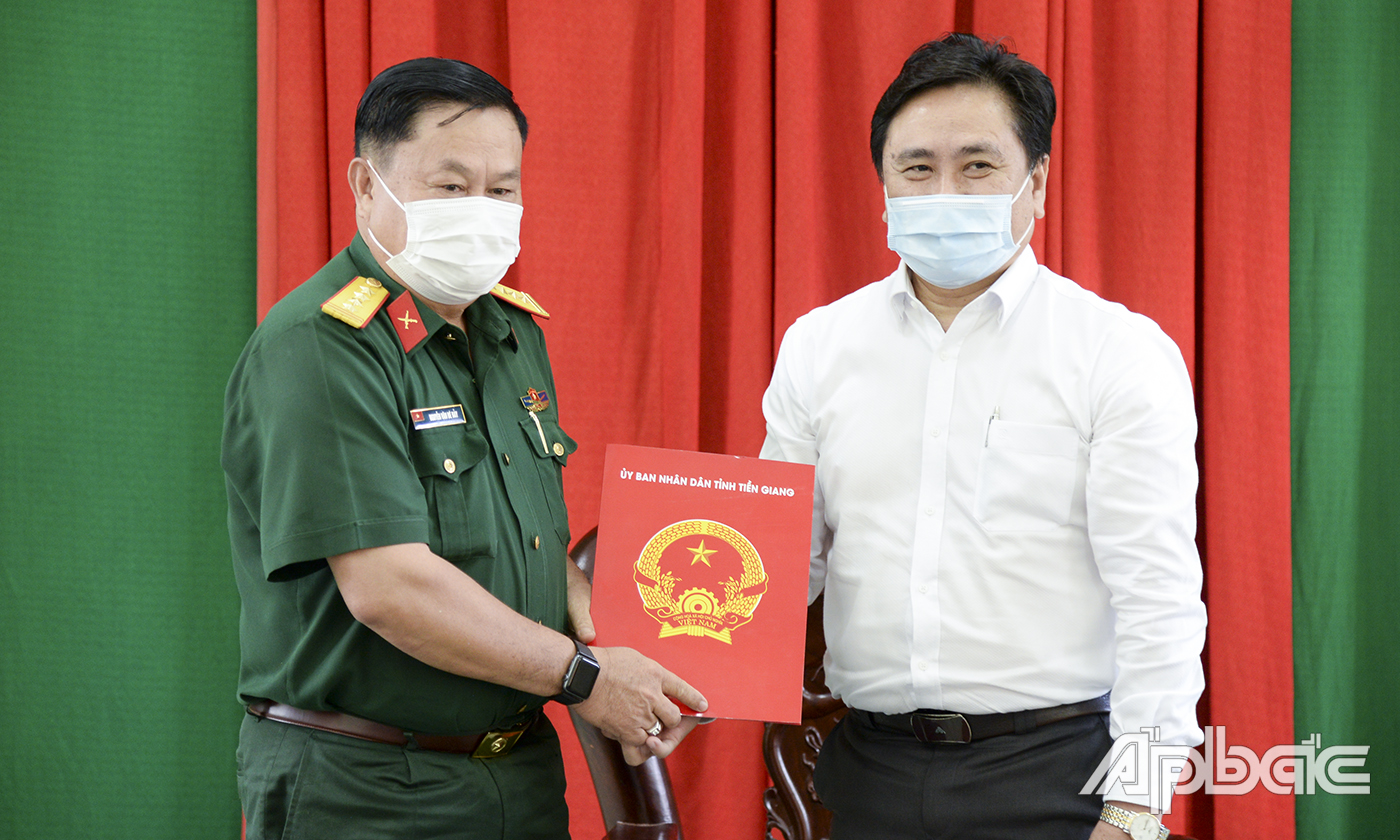 Đồng chí Trần Văn Dũng động viên cán bộ, chiến sĩ và y, bác sĩ đang làm nhiệm vụ tại Khu cách ly tập trung (Tiểu đoàn Ấp Bắc, Trung đoàn Bộ binh 924).