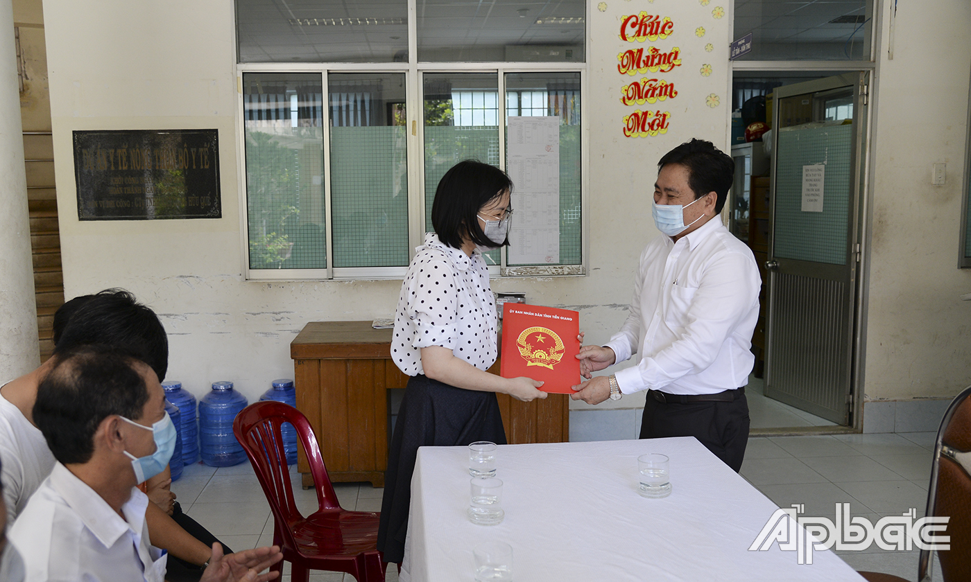 Đồng chí Trần Văn Dũng động viên cán bộ, bác sĩ trực tại Trung tâm Kiểm soát bệnh tật tỉnh.