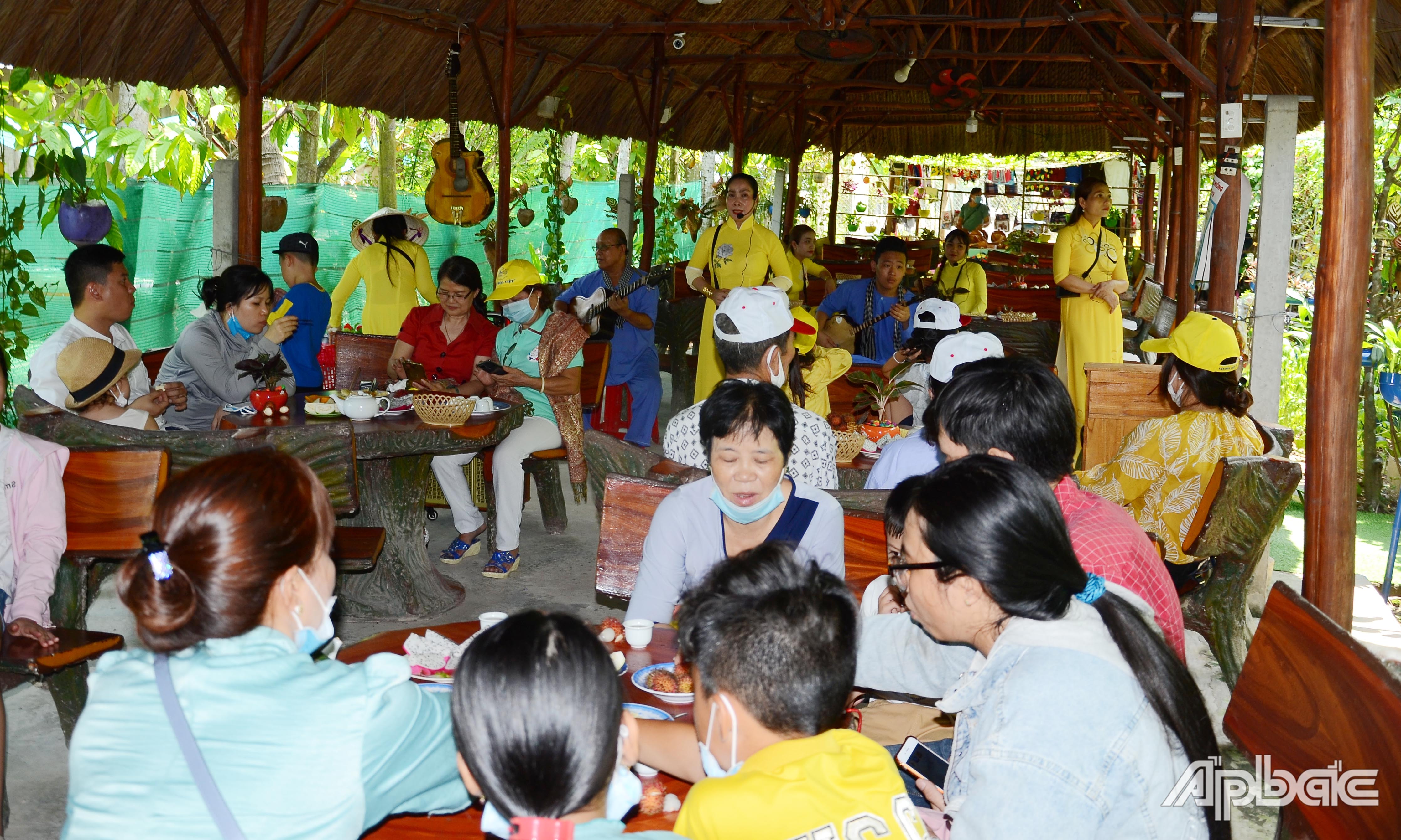 Thưởng thức đờn ca tài tử.