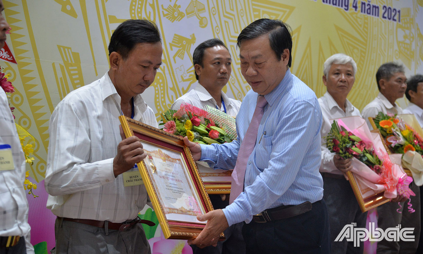 Thừa ủy quyền của Chủ tịch nước, lãnh đạo tỉnh Tiền Giang trao Bằng truy tặng danh hiệu Nhà nước “Bà mẹ VNAH” cho thân nhân các Mẹ.