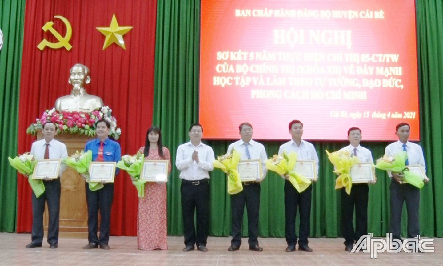 Khen thưởng các tập thể và cá nhân tiêu biểu qua 5 năm thực hiện Chỉ thị 05 của Bộ Chính trị khóa XII.
