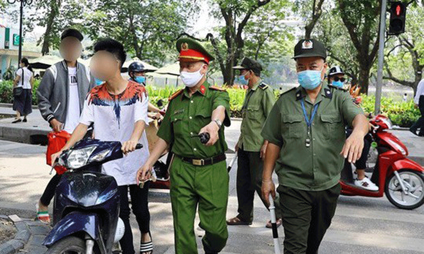 Bộ Y tế đề nghị các địa phương tăng cường giám sát, kiểm tra xử lý việc không đeo khẩu trang nơi công cộng.