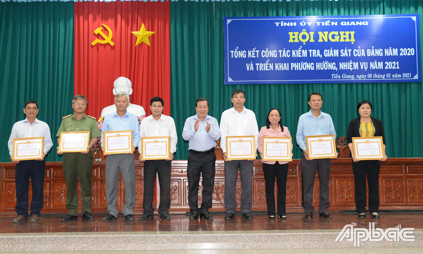 Đồng chí Nguyễn Ngọc Trầm, Ủy viên Ban Thường vụ, Chủ nhiệm Ủy ban Kiểm tra Tỉnh ủy trao thưởng cho các tập thể và cá nhân tiêu biểu trong công tác kiểm tra, giám sát của Đảng năm 2020.