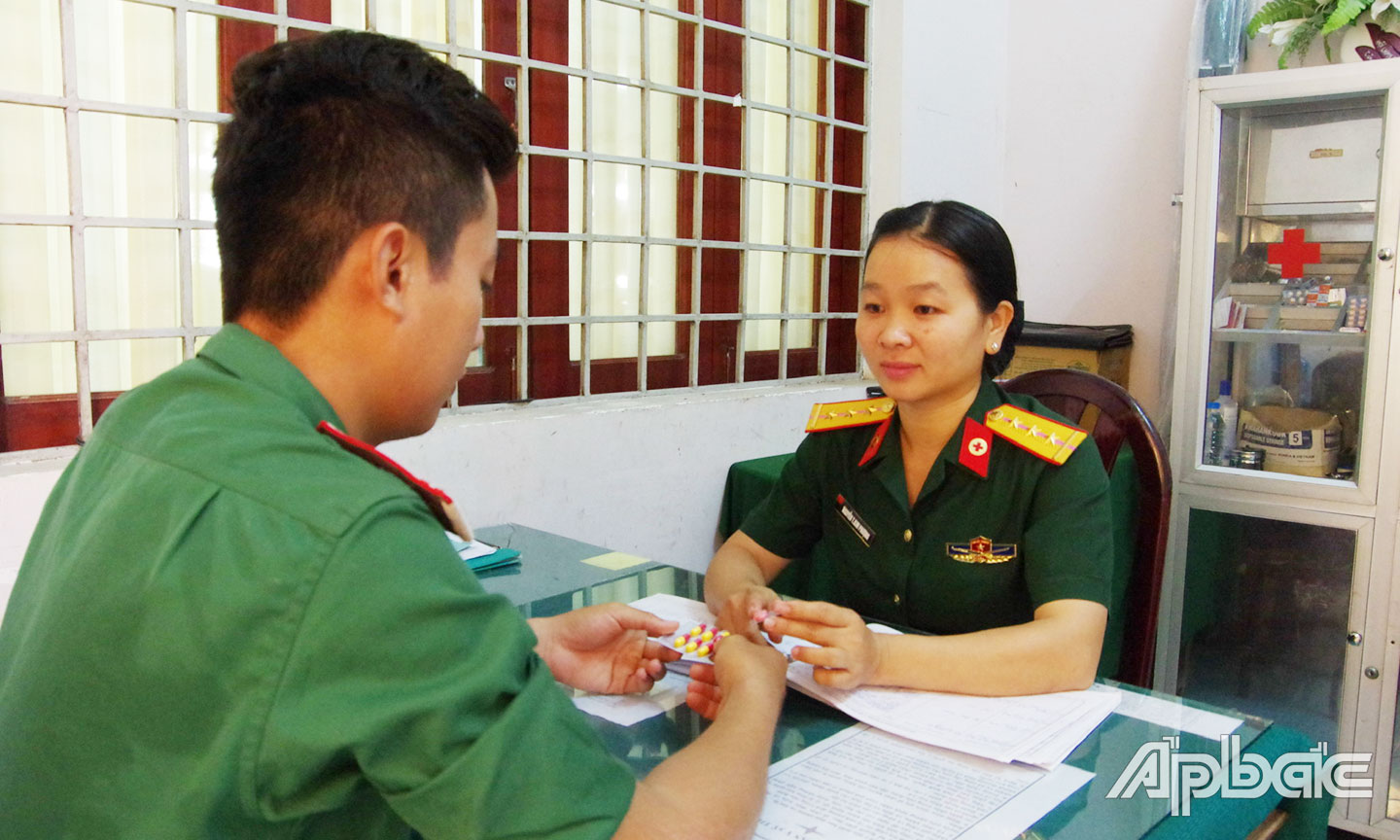 Đồng chí Phượng kiểm tra sức khỏe cho chiến sĩ đơn vị.