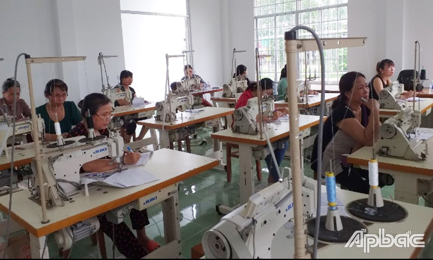 Hội LHPN xã Mỹ Long đã giới thiệu nhiều HVPN vào làm việc tại các công ty may trên địa bàn. 