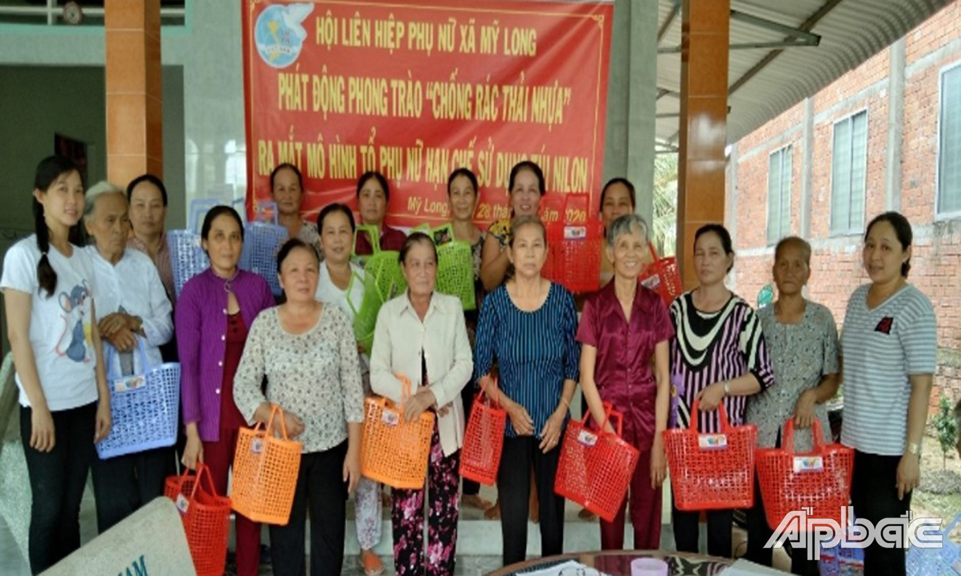 Hội LHPN xã Mỹ Long phát động phong trào “Chống rác thải nhựa”.