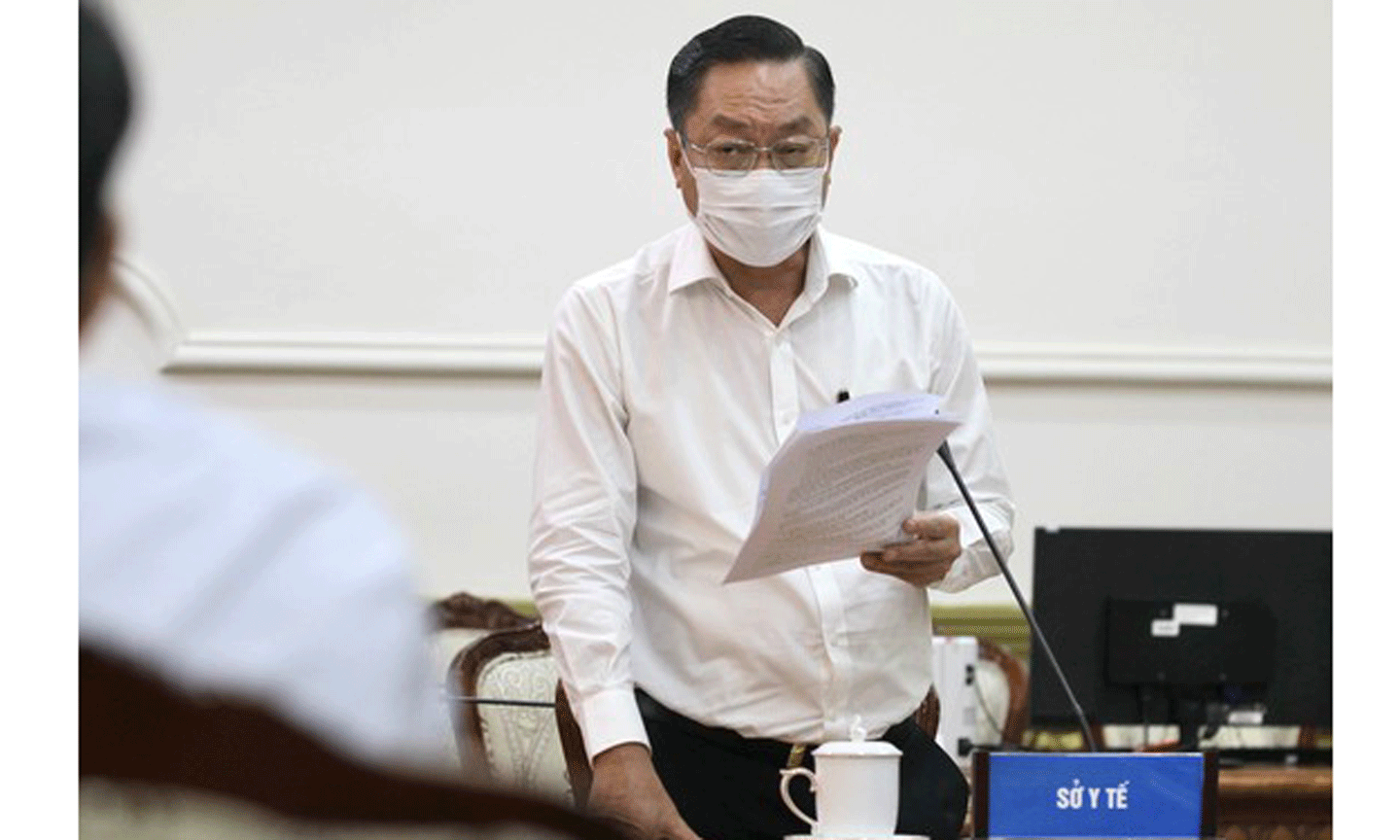 GS-TS Nguyễn Tấn Bỉnh báo cáo tại cuộc họp. Ảnh: HOÀNG HÙNG