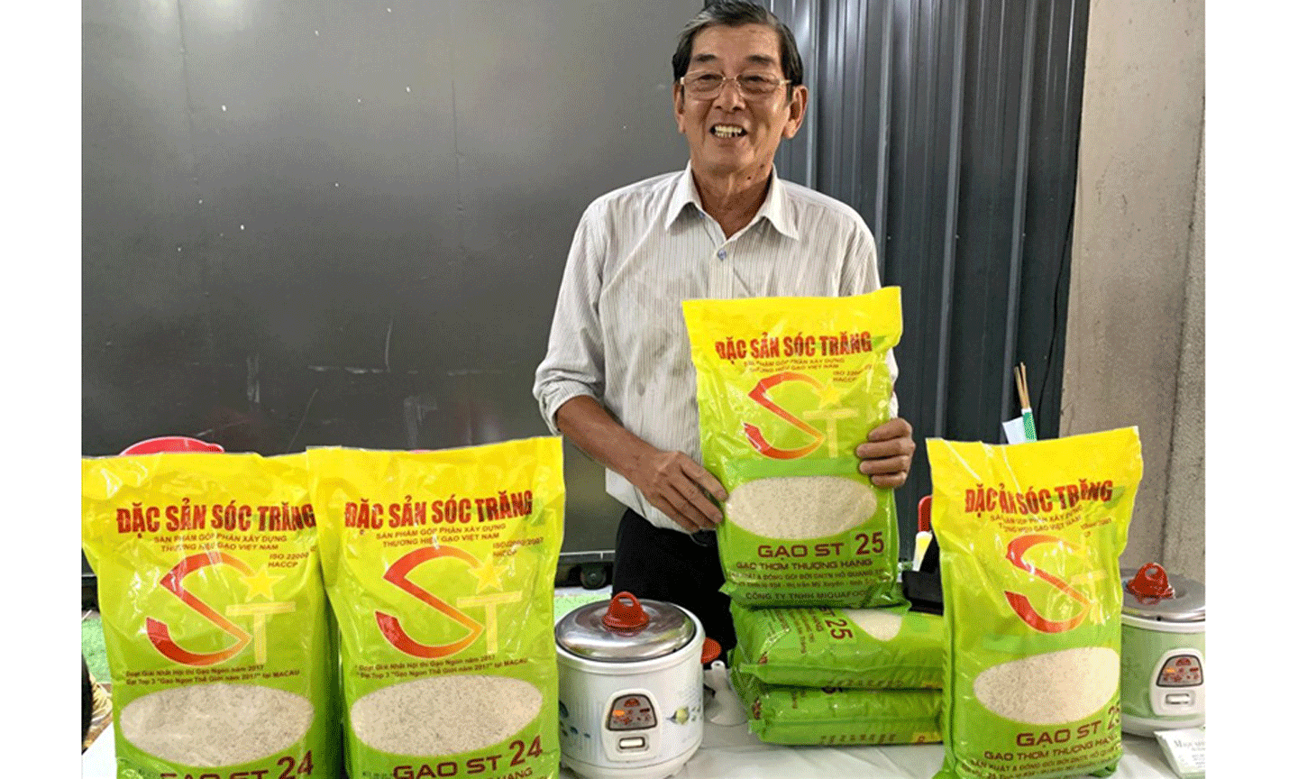 Ông Hồ Quang Cua, cha đẻ của giống gạo ST25. 