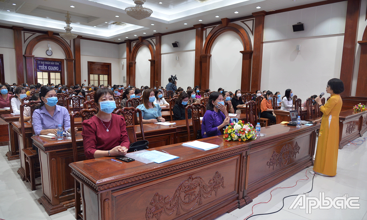 Cô Lê Thanh Nga hướng dẫn kiến thức, kỹ năng cho nữ ứng cử viên Đại biểu HĐND cấp tỉnh, huyện, thị, thành.