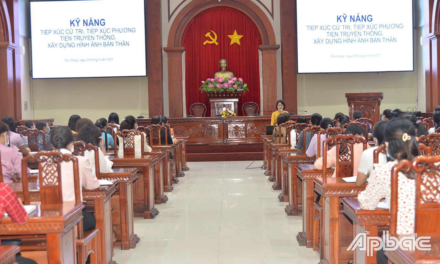 Cô Lê Thanh Nga hướng dẫn kiến thức, kỹ năng cho nữ ứng cử viên Đại biểu HĐND cấp tỉnh, huyện, thị, thành.