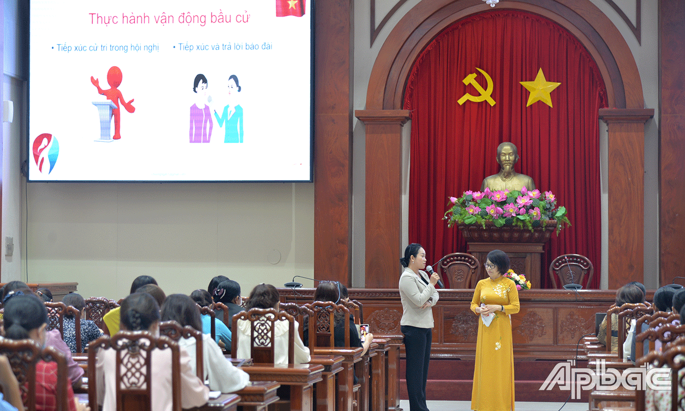 Các đại biểu thực hành tại buổi tập huấn.
