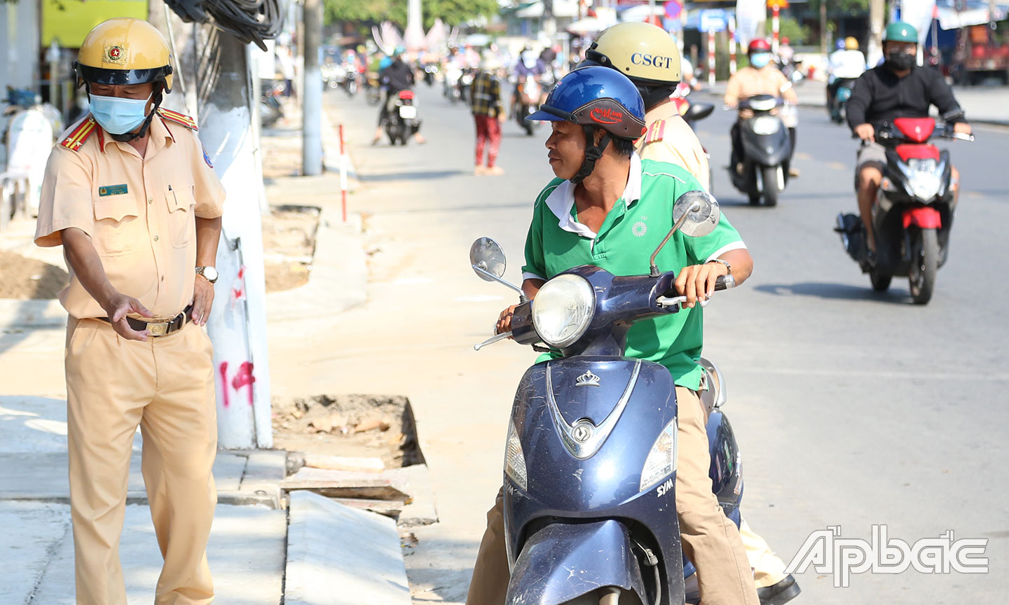 Lực lượng CSGT TP.Mỹ Tho ra quân tuyên truyền nhắc nhở, xử phạt các hình vi không đeo khẩu trang khi tham gia giao thông.