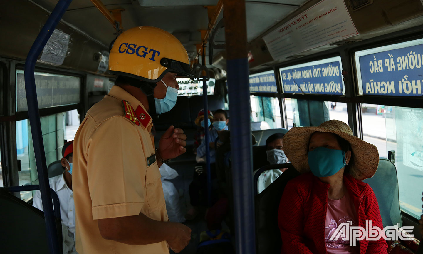 Nhắc nhở yêu cầu tài xế trên các tuyến xe buýt và người dân đeo khẩu trang.