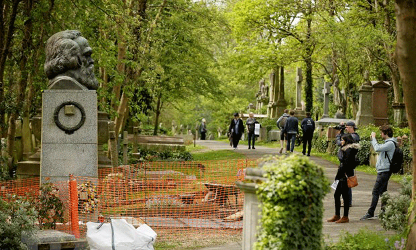 Người dân thăm mộ Karl Marx tại Nghĩa trang Highgate ở London, Anh.                                                                                                                               Nguồn: THX/TTXVN