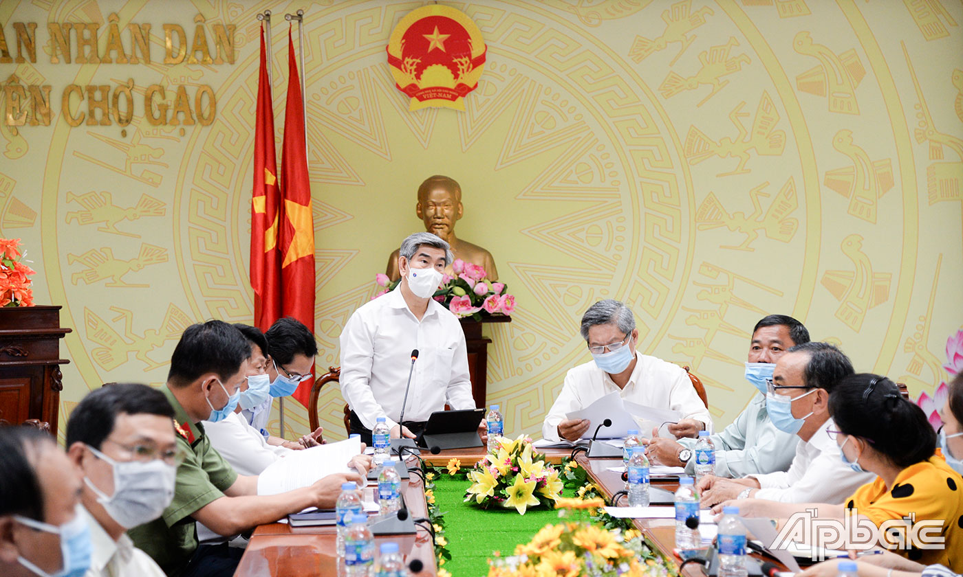Bác sĩ chuyên khoa II Trần Thanh Thảo kiểm tra công tác phòng, chống dịch Covid-19 tại huyện CHợ Gạo.