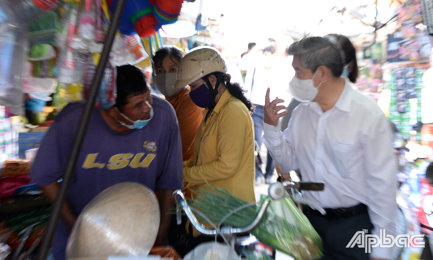 Bác sĩ chuyên khoa II Trần Thanh Thảo nhắc nhở người dân đeo khẩu trang đúng quy định.