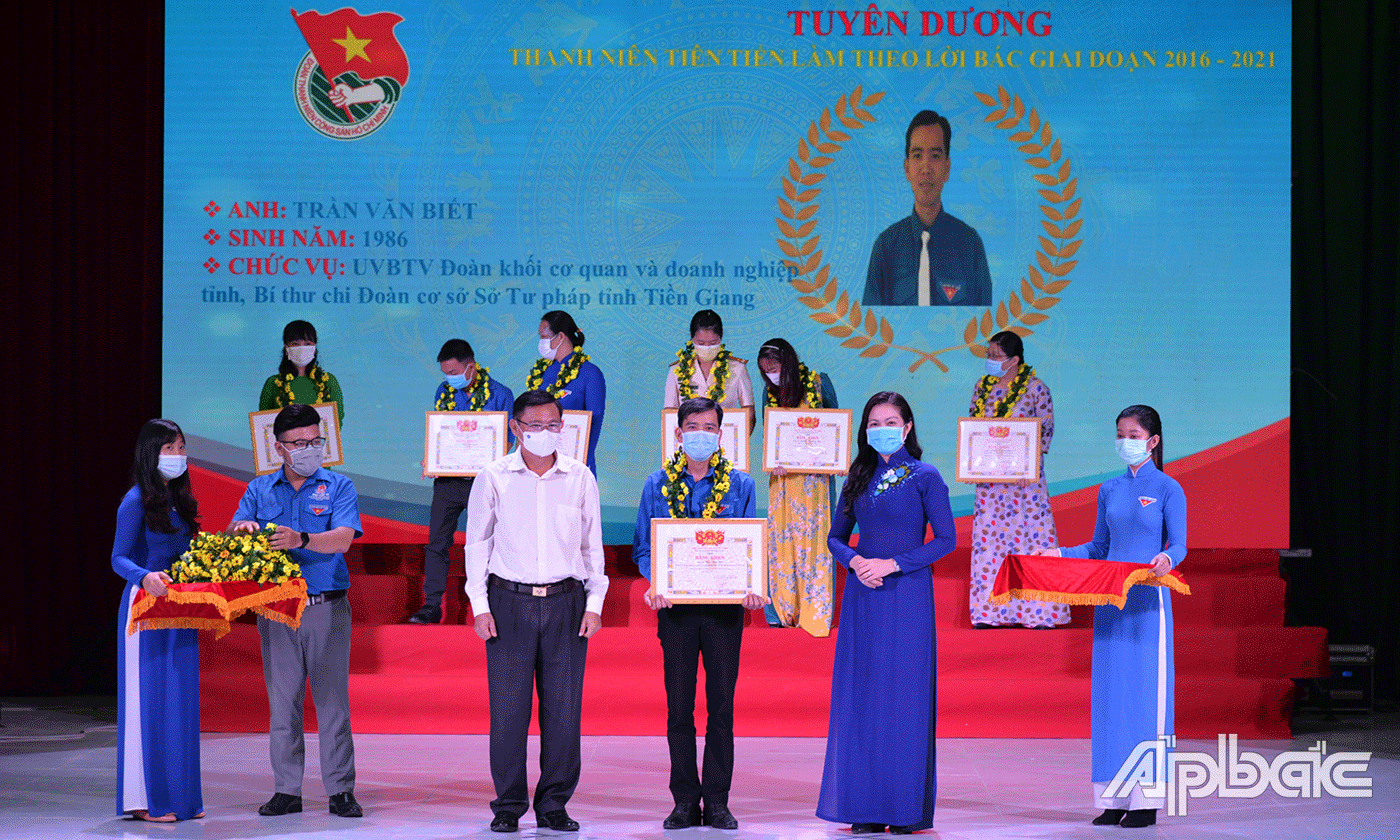 Tuyên dương các cá nhân điển hình học và làm theo Bác.