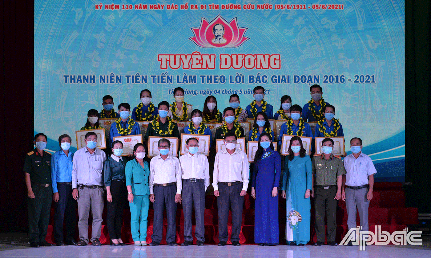 Tuyên dương các cá nhân điển hình học và làm theo Bác.